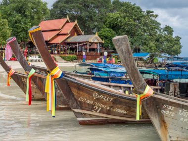 Tay tekneler sahilde