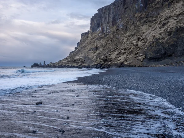 Flut rollt Islandstrand aus — Stockfoto