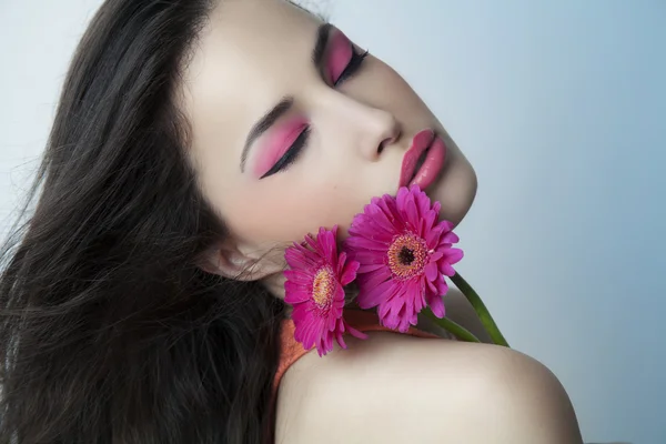 Mooie vrouw portret met bloemen — Stockfoto