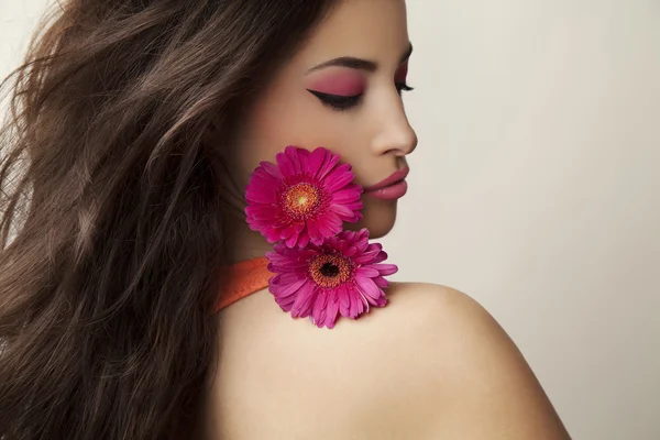 Schönes Frauenporträt mit Blumen — Stockfoto