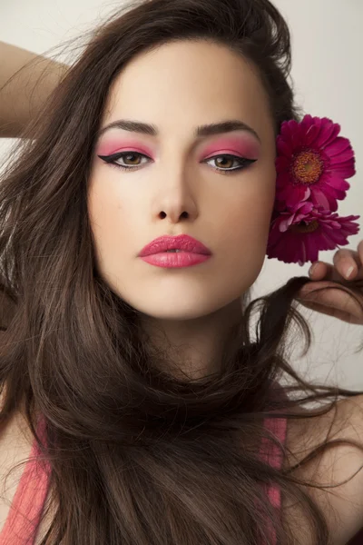 Mooie vrouw portret met bloemen — Stockfoto