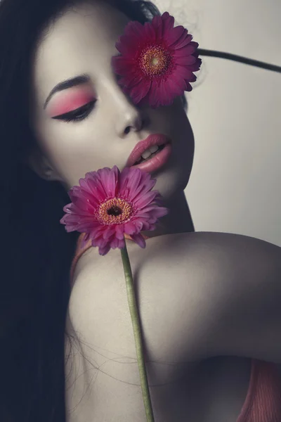 Schönes Frauenporträt mit Blumen — Stockfoto