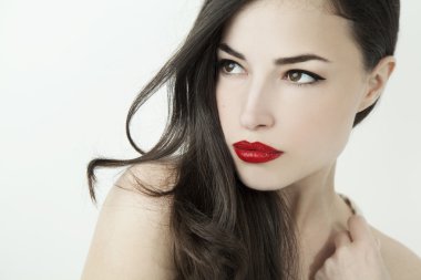 Kırmızı dudaklar ile zarif görünüm