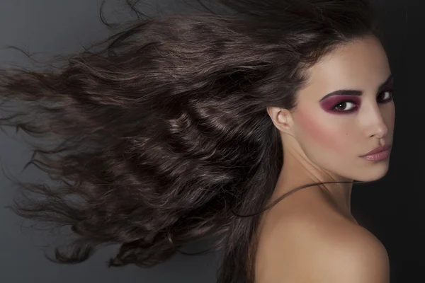 Schoonheid make-up en lang vliegende haarkleur — Stockfoto