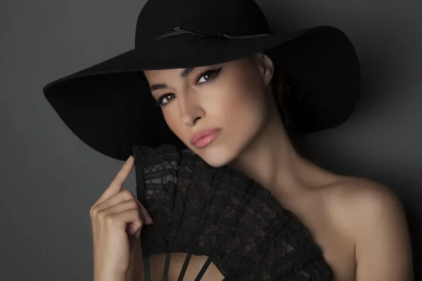 Piękna kobieta sobie czarny kapelusz — Zdjęcie stockowe