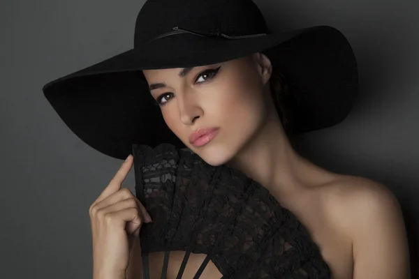 Wanita cantik memakai topi hitam — Stok Foto