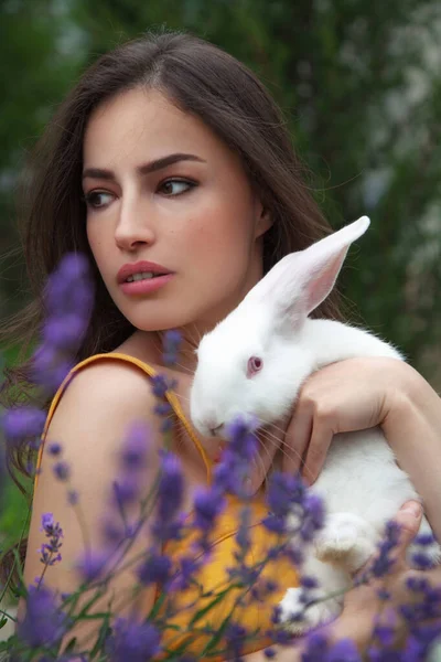 Schöne Junge Frau Hält Einen Weißen Hasen Einem Park — Stockfoto