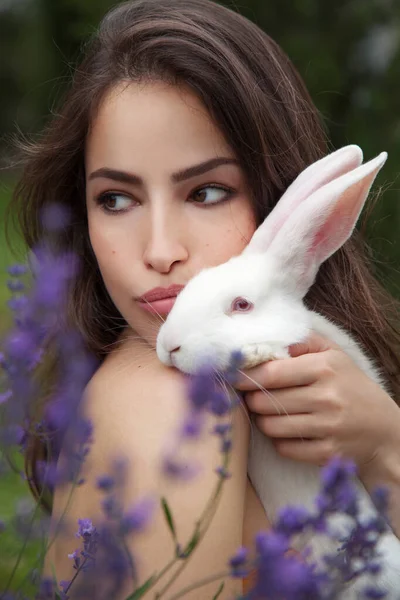 Schöne Junge Frau Mit Einem Weißen Hasen Porträt Freien — Stockfoto