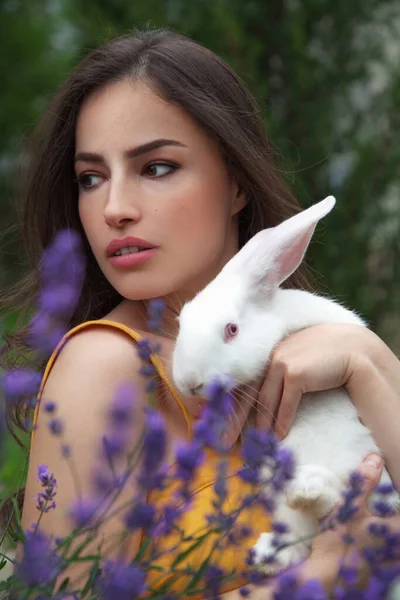 Hermosa Joven Sosteniendo Conejito Blanco Parque Fotos de stock