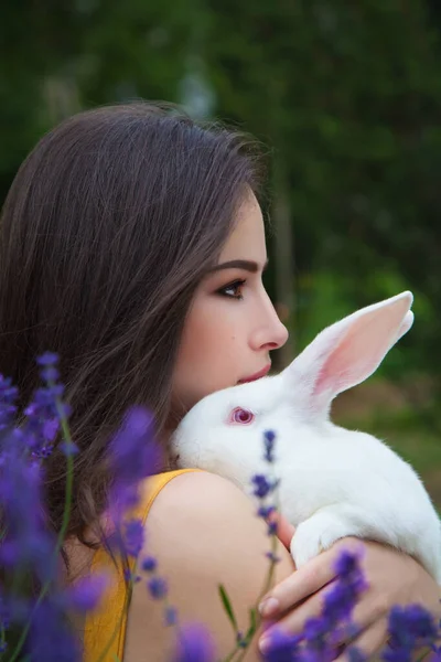 Bonita Chica Sosteniendo Conejo Blanco Retrato Aire Libre Imagen de stock