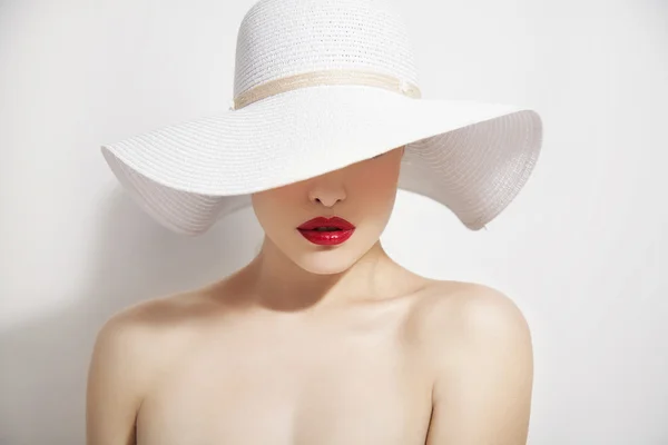 Červené rty a bílý klobouk — Stock fotografie