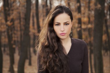 Park 'taki genç kadın.