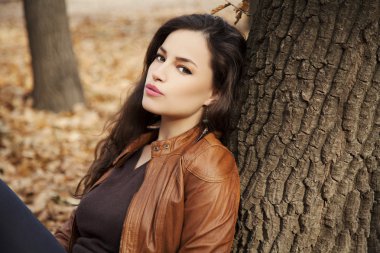 Park 'taki genç kadın.