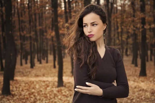 Young woman in park — Stock Photo, Image