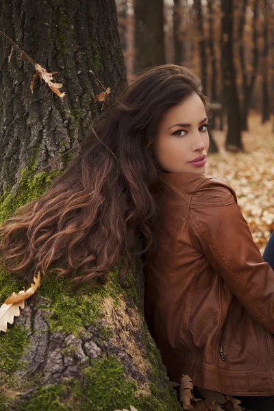 Jonge vrouw in het park — Stockfoto