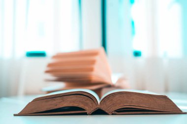 Kütüphanedeki kapalı masa üzerinde açık bir kitap.