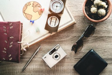 Gezgin aksesuarları, seyahat gezisi arka planı konsepti