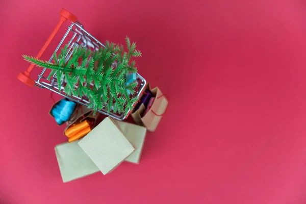 Gelukkig Nieuwjaar Vrolijk Kerstconcept Winkelwagen Met Aankopen Kerstboom Pakketten Dozen — Stockfoto