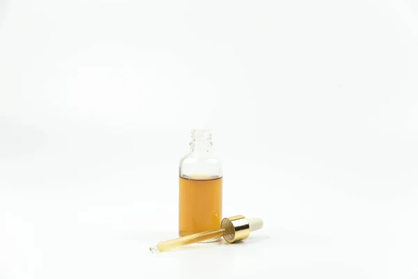 Капли Эфирного Масла Пиппетки Бутылку Изолированную Белом Закрыть Сыворотку Натурального — стоковое фото