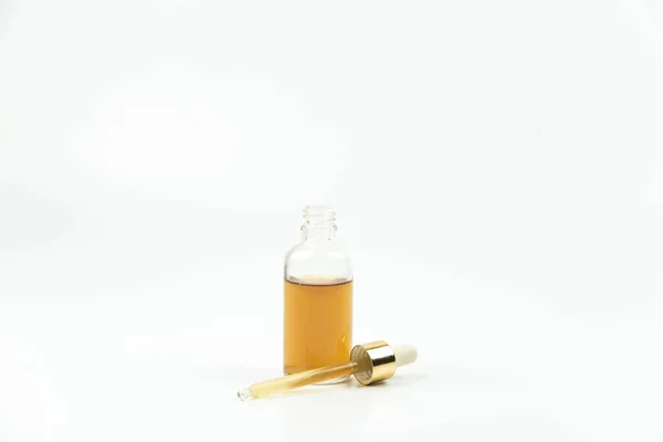 Huile Essentielle Tombe Pippette Bouteille Isolée Sur Blanc Sérum Essence — Photo