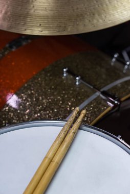 Profesyonel bateri setinde duran bagetlerin yakın çekimi. Bateri ekipmanları. 