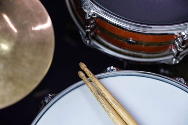 Profesyonel bateri setinde duran bagetlerin yakın çekimi. Bateri ekipmanları. 