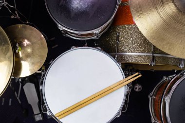 Profesyonel bateri seti yakın plan. Davul çalan davulcu, canlı müzik rock konserinde ya da kayıt stüdyosunda.   