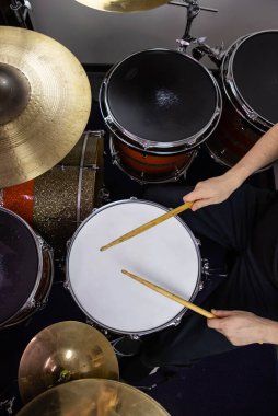Profesyonel bateri seti yakın plan. Davul çalan davulcu, canlı müzik rock konserinde ya da kayıt stüdyosunda.   