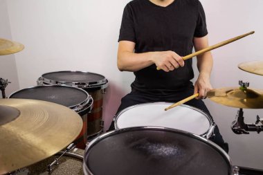 Profesyonel bateri seti yakın plan. Davul çalan davulcu, canlı müzik rock konserinde ya da kayıt stüdyosunda.   