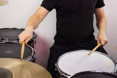 Profesyonel bateri seti yakın plan. Davul çalan davulcu, canlı müzik rock konserinde ya da kayıt stüdyosunda.   
