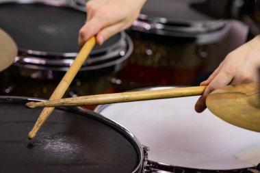 Profesyonel bateri seti yakın plan. Davul çalan davulcu, canlı müzik rock konserinde ya da kayıt stüdyosunda.   