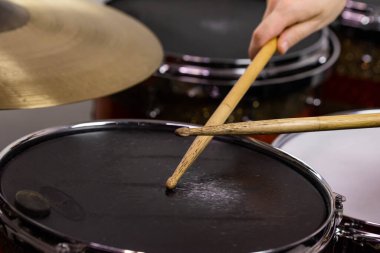 Profesyonel bateri seti yakın plan. Davul çalan davulcu, canlı müzik rock konserinde ya da kayıt stüdyosunda.   