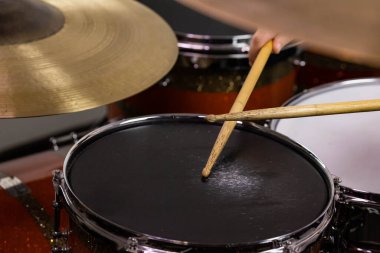 Profesyonel bateri seti yakın plan. Davul çalan davulcu, canlı müzik rock konserinde ya da kayıt stüdyosunda.   