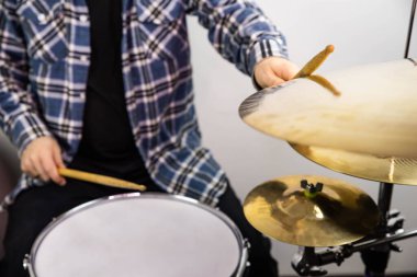 Profesyonel bateri seti yakın plan. Davul çalan davulcu, canlı müzik rock konserinde ya da kayıt stüdyosunda.   