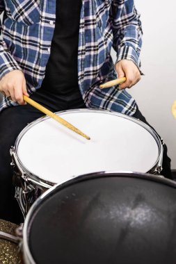 Profesyonel bateri seti yakın plan. Davul çalan davulcu, canlı müzik rock konserinde ya da kayıt stüdyosunda.   