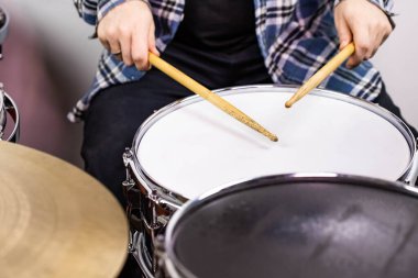 Profesyonel bateri seti yakın plan. Davul çalan davulcu, canlı müzik rock konserinde ya da kayıt stüdyosunda.   