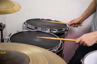 Profesyonel bateri seti yakın plan. Davul çalan davulcu, canlı müzik rock konserinde ya da kayıt stüdyosunda.   