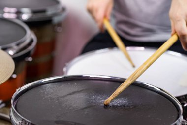 Profesyonel bateri seti yakın plan. Davul çalan davulcu, canlı müzik rock konserinde ya da kayıt stüdyosunda.   