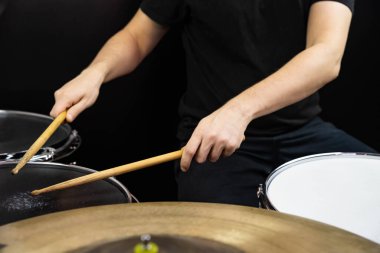 Profesyonel bateri seti yakın plan. Davul çalan davulcu, canlı müzik rock konserinde ya da kayıt stüdyosunda.   