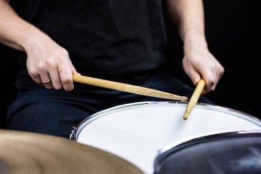 Profesyonel bateri seti yakın plan. Davul çalan davulcu, canlı müzik rock konserinde ya da kayıt stüdyosunda.   
