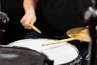 Müzik aletleri kapanıyor. Davulcu bagetleriyle güzel davul / hi-hat zilleri 