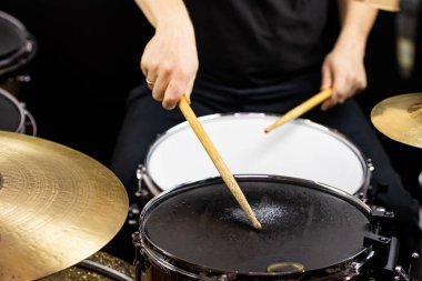 Müzik aletleri kapanıyor. Davulcu bagetleriyle güzel davul / hi-hat zilleri 