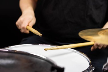 Müzik aletleri kapanıyor. Davulcu bagetleriyle güzel davul / hi-hat zilleri 