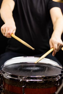 Müzik aletleri kapanıyor. Davulcu bagetleriyle güzel davul / hi-hat zilleri 