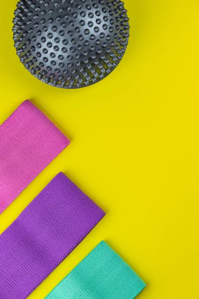 Gomas Fitness Coloridas Fundo Rosa Expansores Elásticos Fitas Cor Diferente — Fotografia de Stock