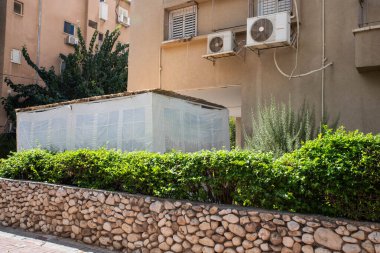 İsrail 'de Yahudi festivali Sukkot. Sokaktaki binanın yanında el yapımı süslemeleri olan geleneksel sukkah.. 