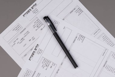 İsrail maaş bordroları (tlush maskoret in Hebrew) masada, maaş bordrosu, gelir, vergi ve mali muhasebe kavramını sembolize ediyor.