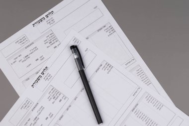 İsrail maaş bordroları (tlush maskoret in Hebrew) masada, maaş bordrosu, gelir, vergi ve mali muhasebe kavramını sembolize ediyor.