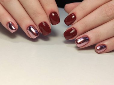 Tırnak cilası. Sanat manikürü. Renkli oje. Güzel eller. Renkli Tırnaklar