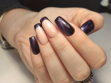 Arkaplanda güzel bir manikür, şık bir dokuda.